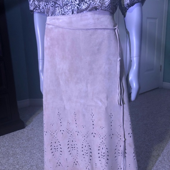 Danier Leather cream suede A line skirt with scalloped hem and cutout pattern - Picture 6 of 9